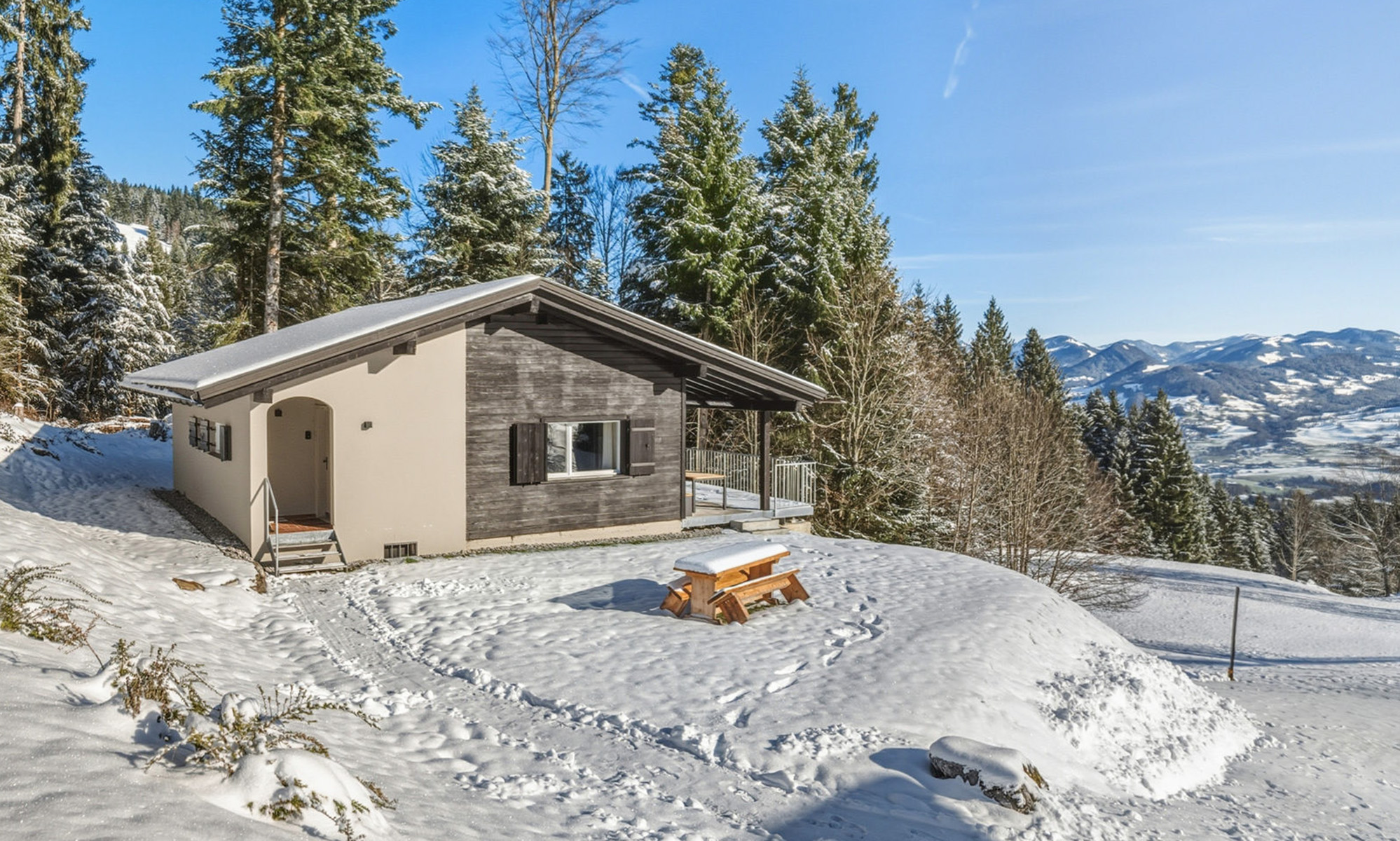 Das Bild zeigt die Ferienunterkunft Eixer am Bödele sowie den Ausblick in den Bregenzerwald