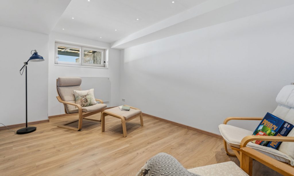 Das Bild zeigt ein zusätzliches Zimmer im Keller des Ferienhaus Eixer. Es dient hauptsächlich als Ruheraum nach der Sauna, kann aber variabel eingesetzt werden.